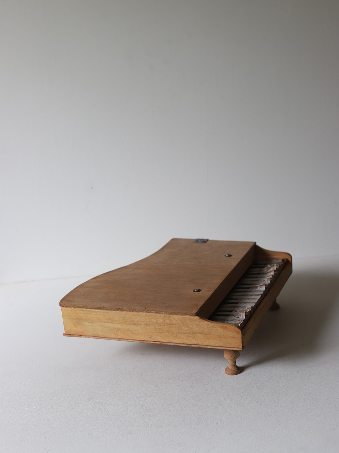 TOY PIANO