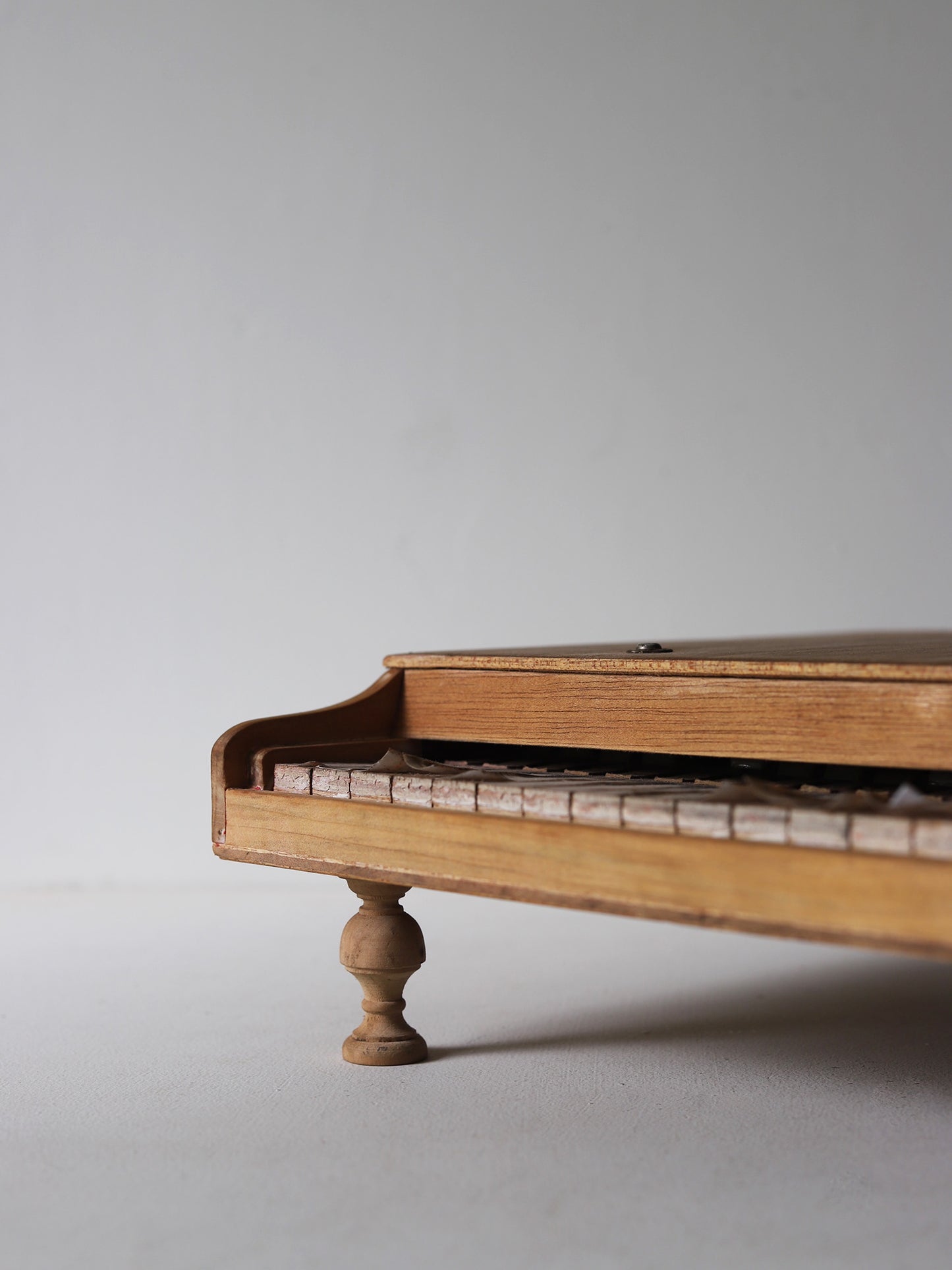 TOY PIANO