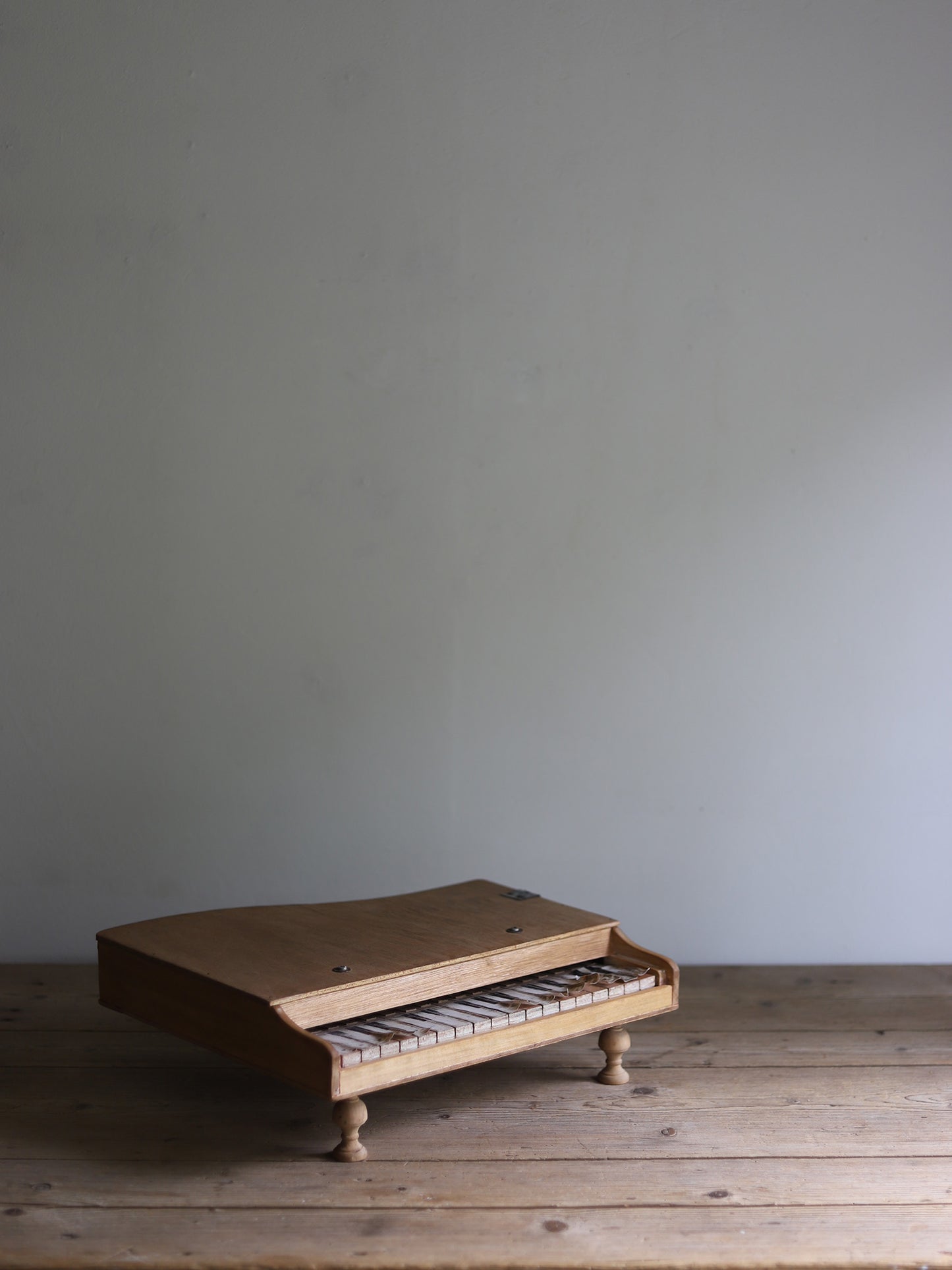 TOY PIANO
