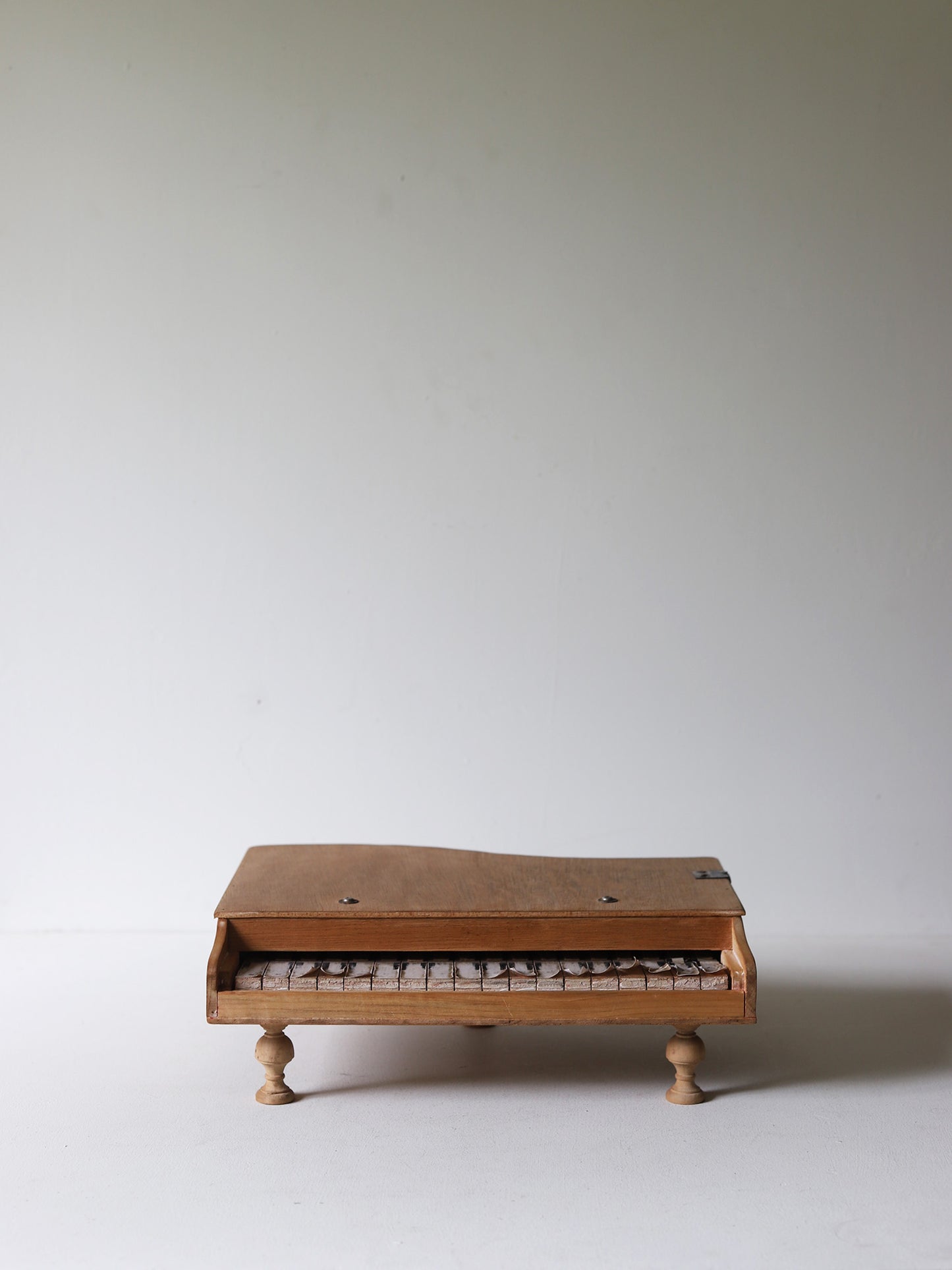 TOY PIANO