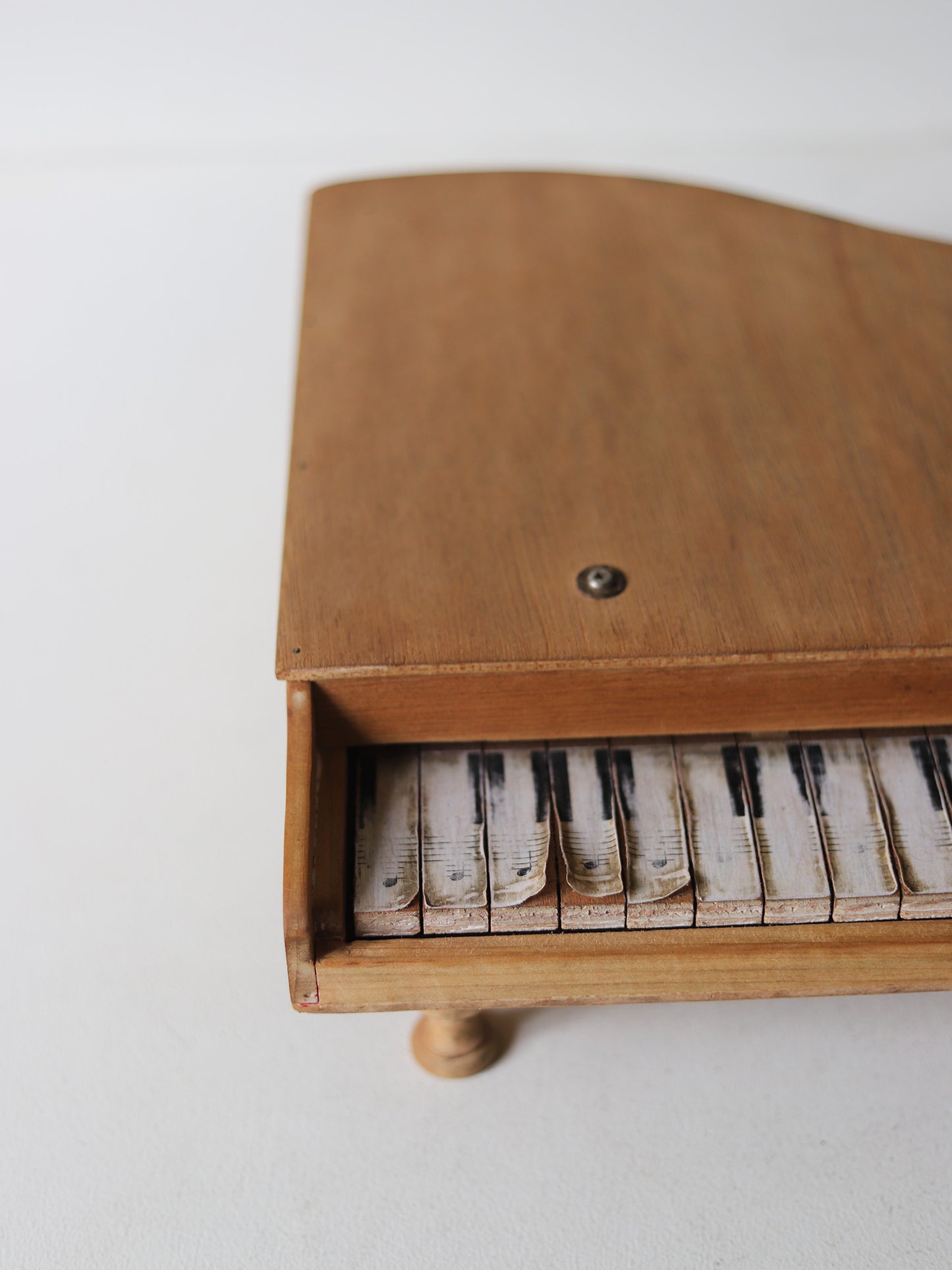 TOY PIANO