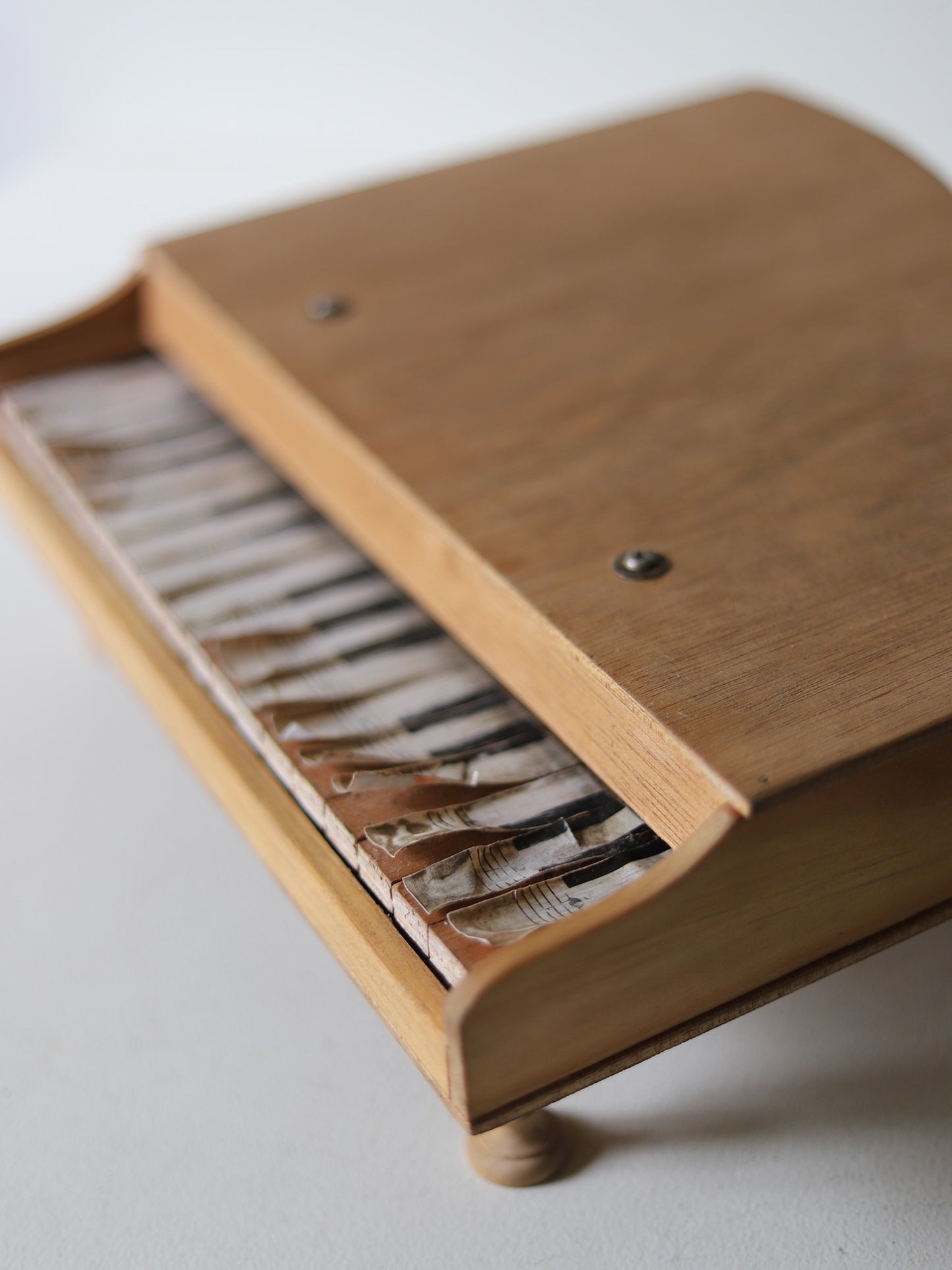 TOY PIANO