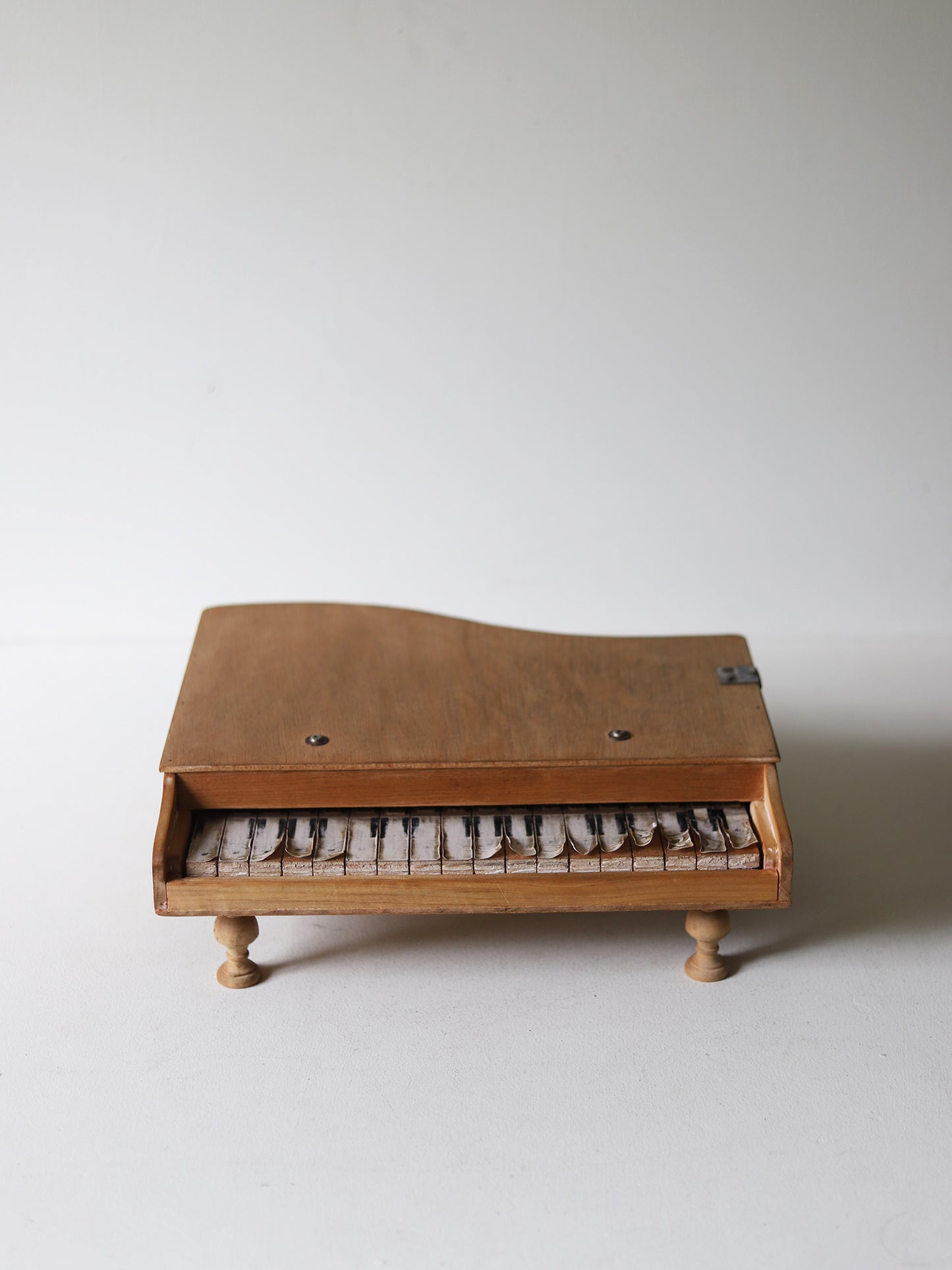 TOY PIANO