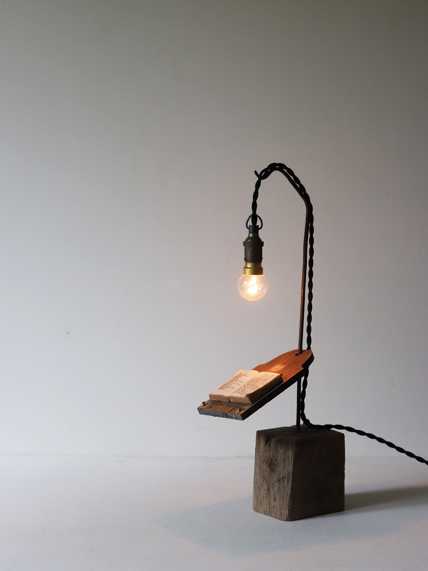 WOOD BROCK LAMP
