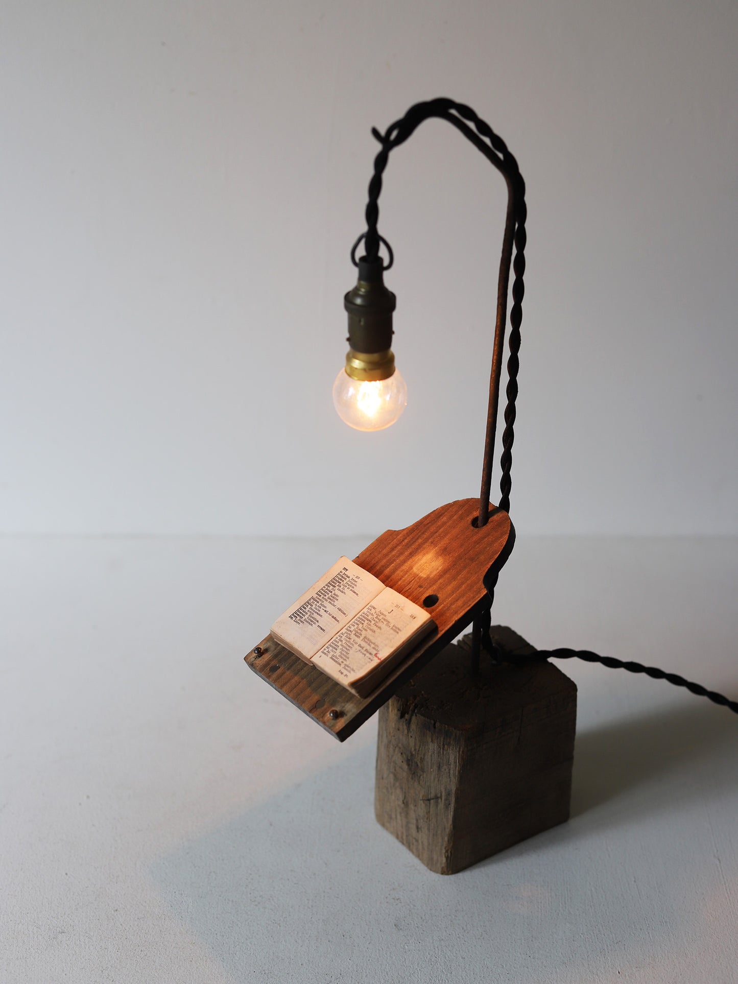 WOOD BROCK LAMP