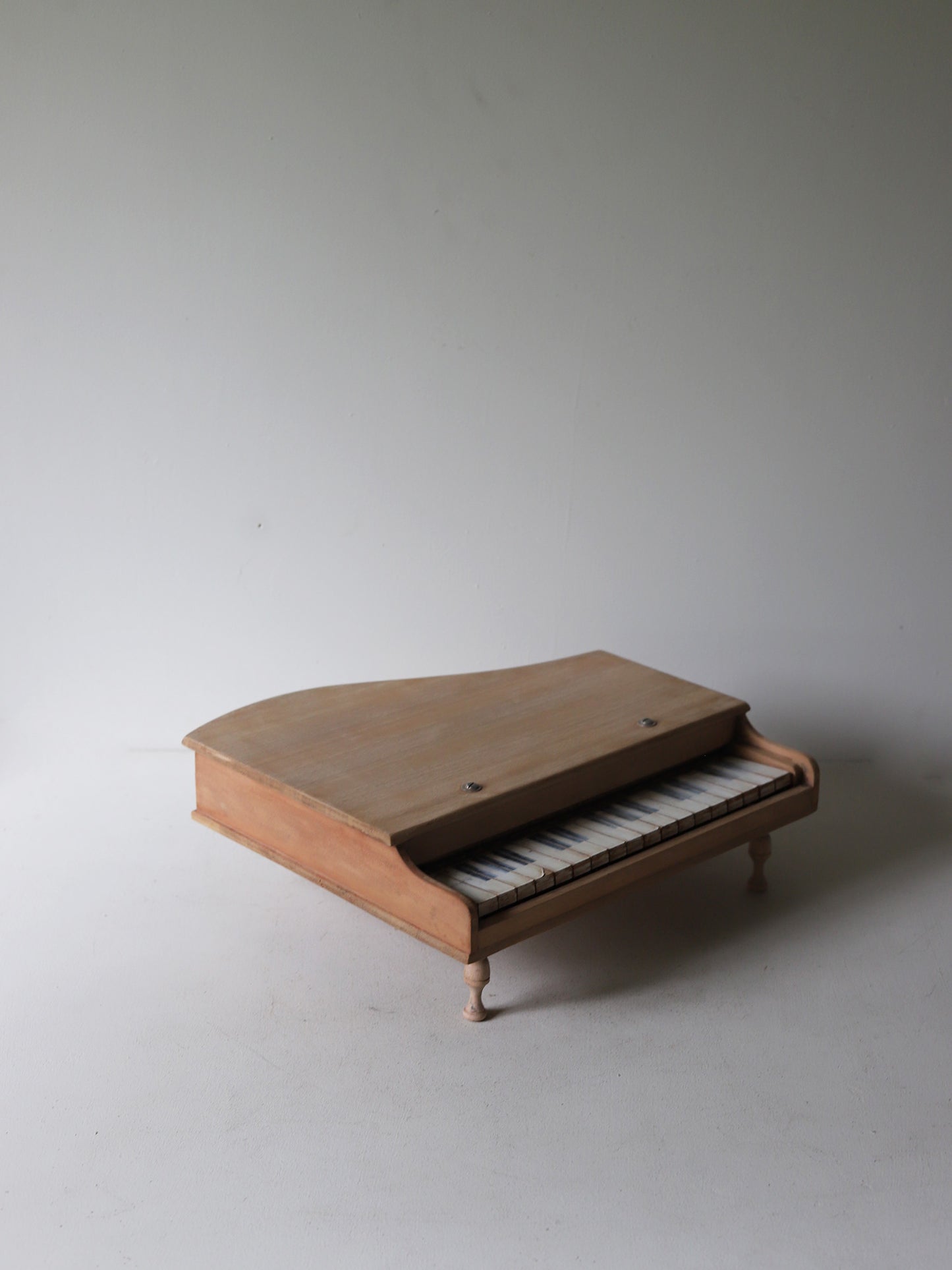 TOY PIANO