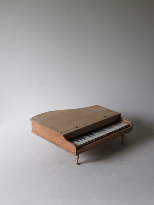 TOY PIANO