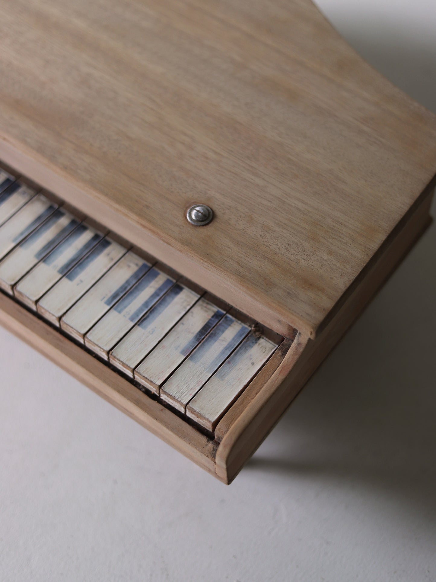 TOY PIANO