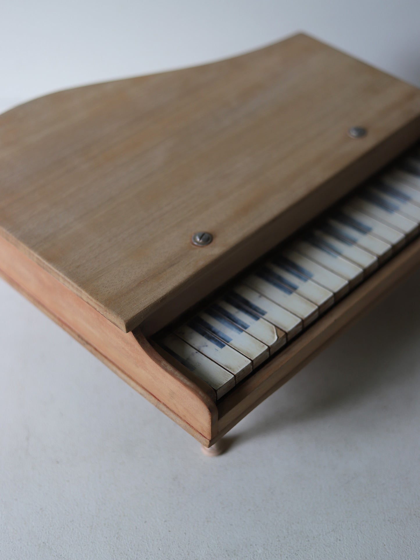 TOY PIANO