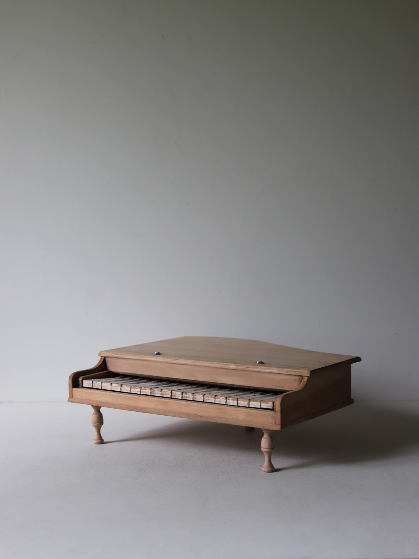 TOY PIANO