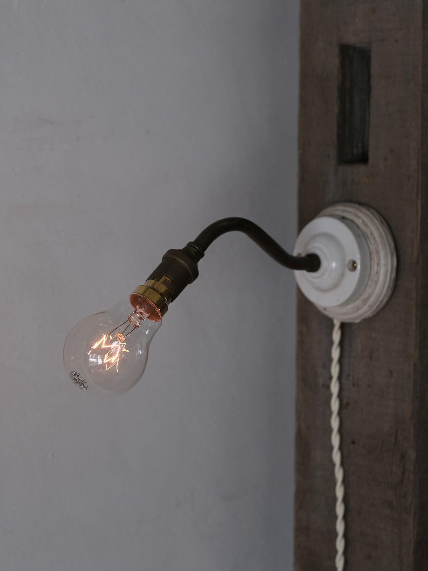 WALL LAMP WITH SWITCH：A