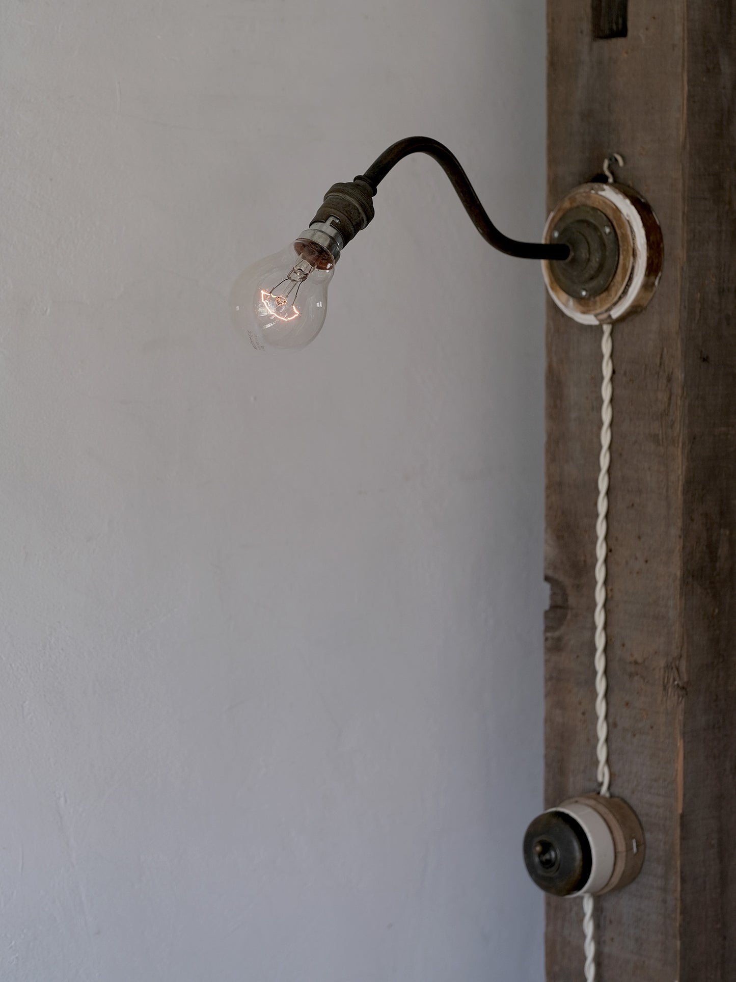 WALL LAMP WITH SWITCH：A