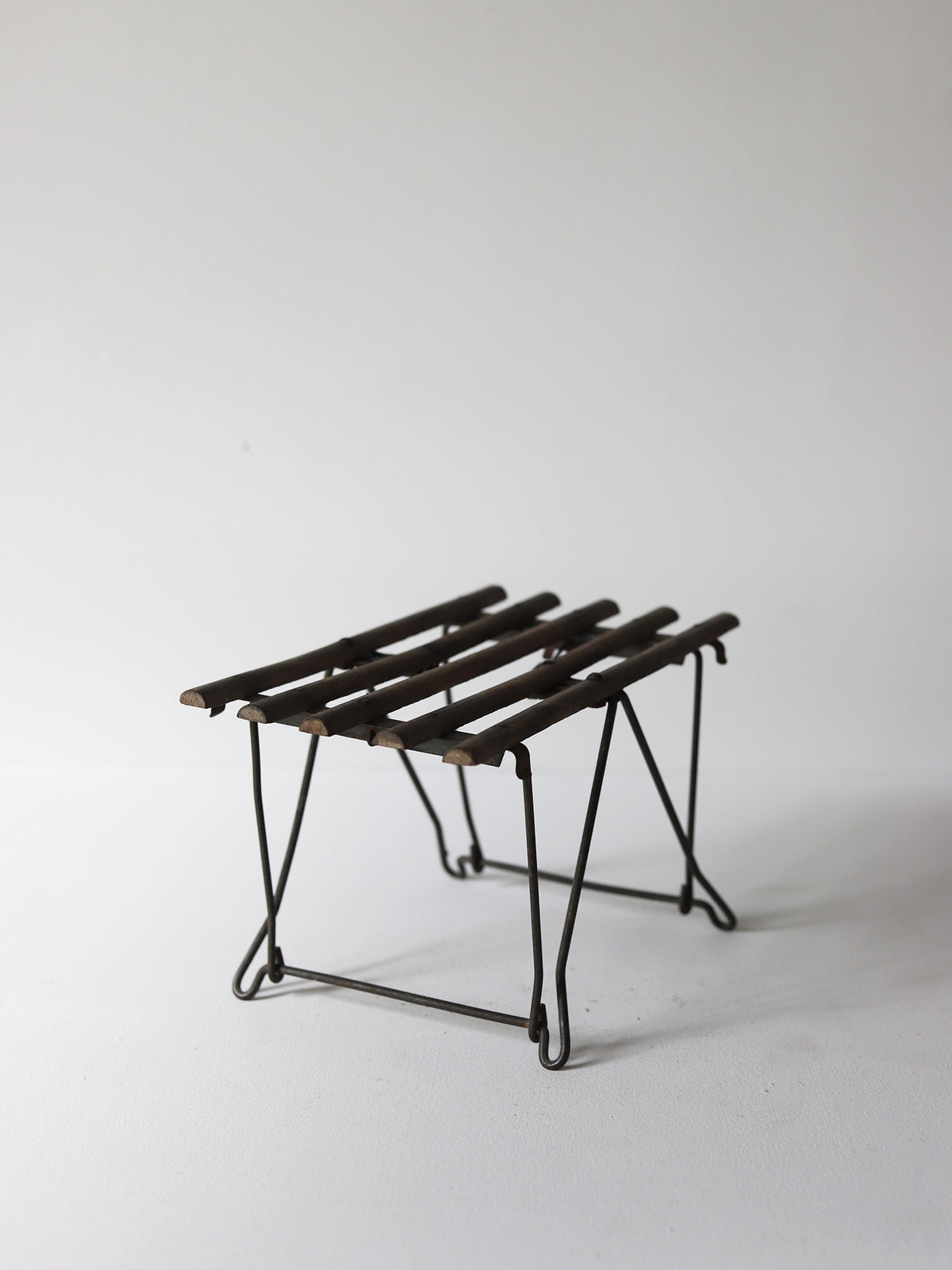 FOLDING STOOL